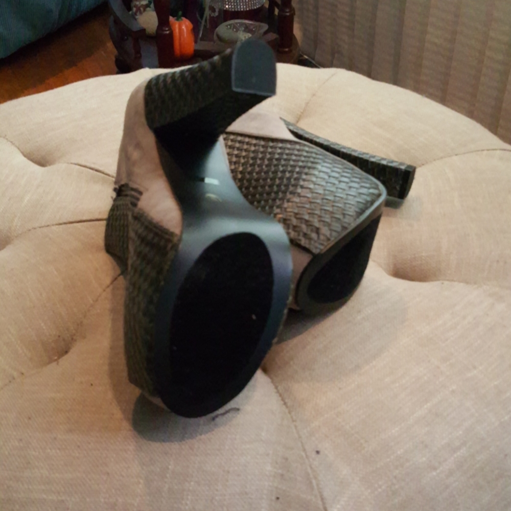Shoes - Picture 4 of 5